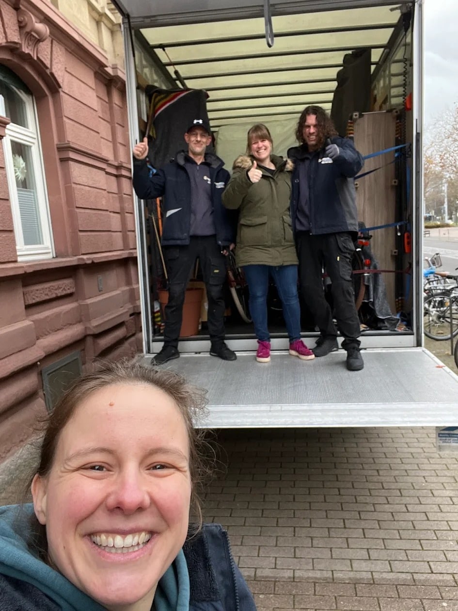 Klant en crew in de volgeladen verhuiswagen